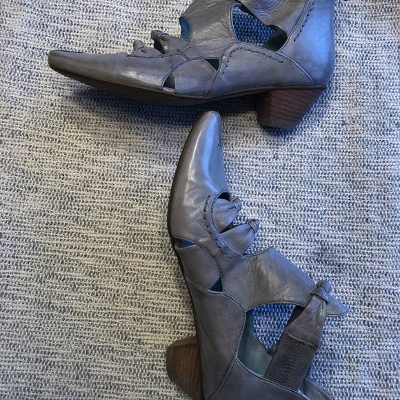 AZ Moda  Beautiful Soft Gray Leather Ankle Booties - Picture 6 of 6